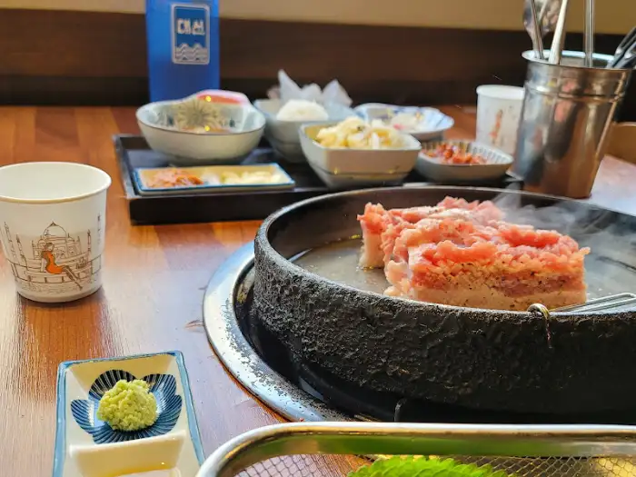 식탁 위 세팅된 음식들