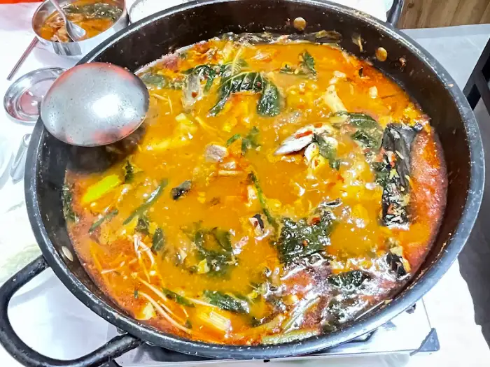 끊임없이 끓여지고 있는 메기매운탕 뚝배기의 모습