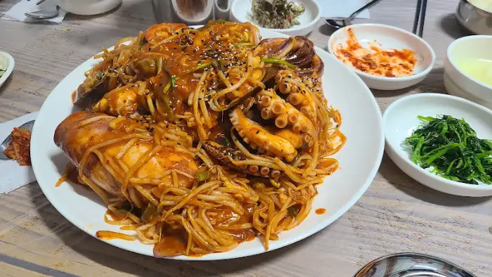접시 가득 담긴 아구찜의 클로즈업