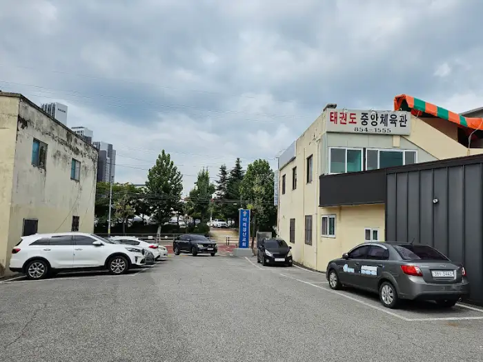 주변 건물과 주차장 모습