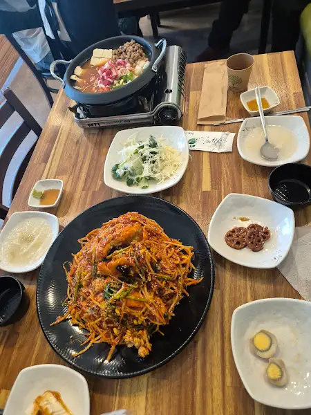 테이블 위 아구찜과 곁들임 메뉴