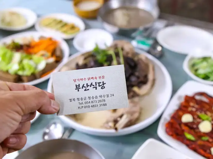 식당 내부 테이블 세팅과 정겨운 분위기
