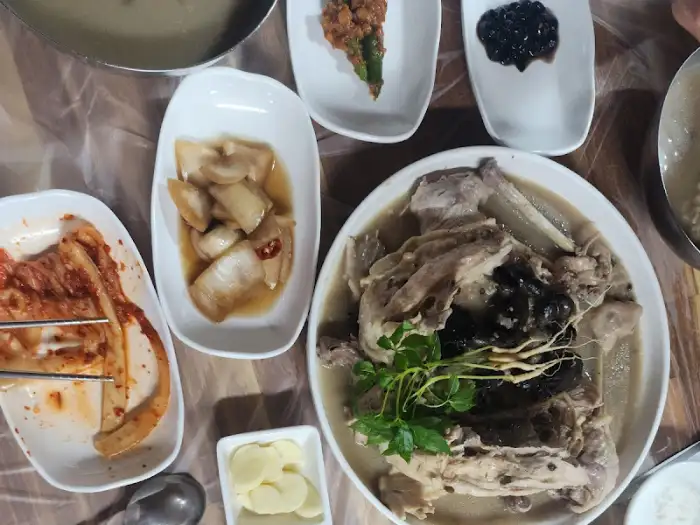 푸짐하게 차려진 백숙과 밑반찬