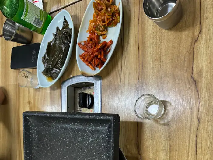 테이블 위 김치와 젓갈, 소주잔