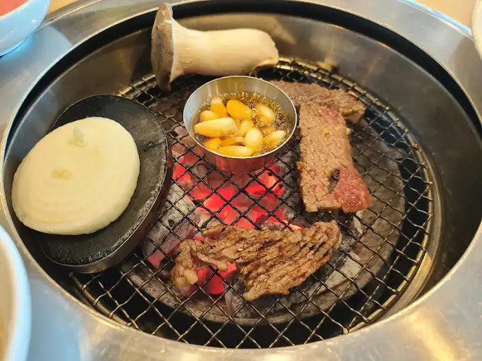 숯불 위에서 구워지는 소고기