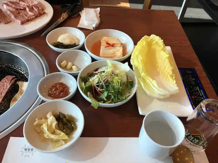 다양한 밑반찬과 샐러드