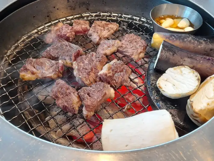 숯불 위에서 맛있게 익어가는 소고기