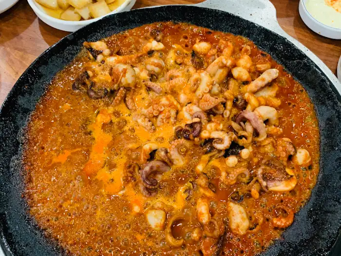 잘 볶아진 쭈꾸미와 콩나물이 양념과 어우러져 먹음직스러운 모습.