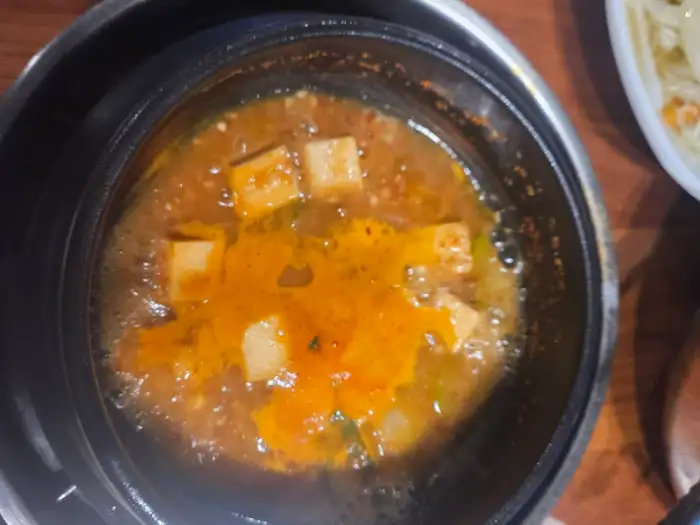 김이 모락모락 나는 얼큰한 찌개