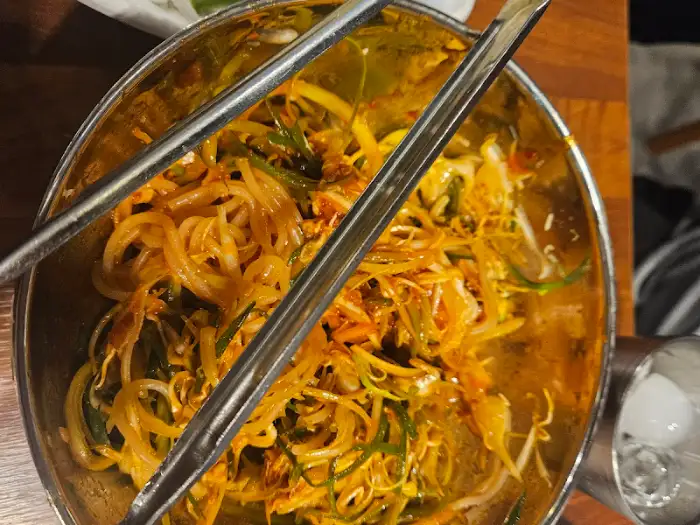 먹음직스러운 비주얼의 비빔 채소 무침