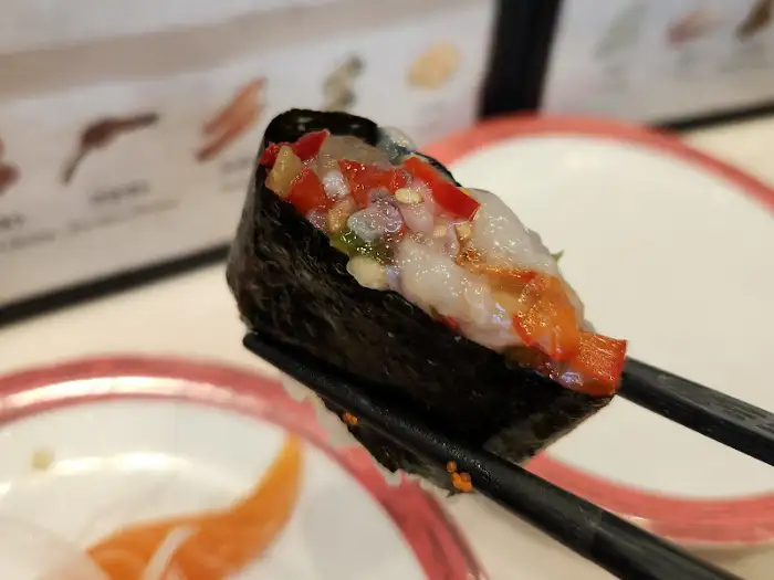 맛있게 생긴 연어와 채소가 올라간 초밥