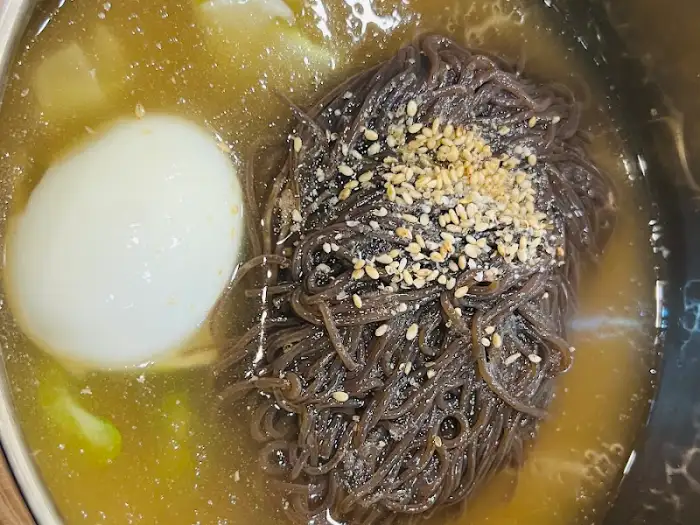 시원한 동치미 국수의 모습