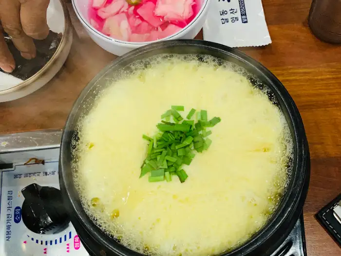 김이 모락모락 나는 뚝배기 계란찜.