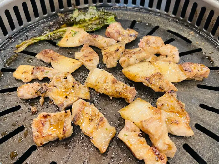 잘 익은 삼겹살 조각들