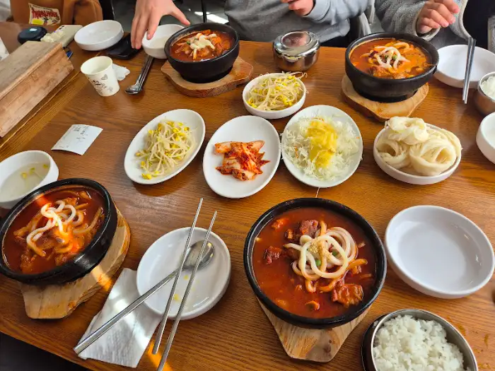 식탁에 차려진 금강산 매운 갈비찜 한상차림