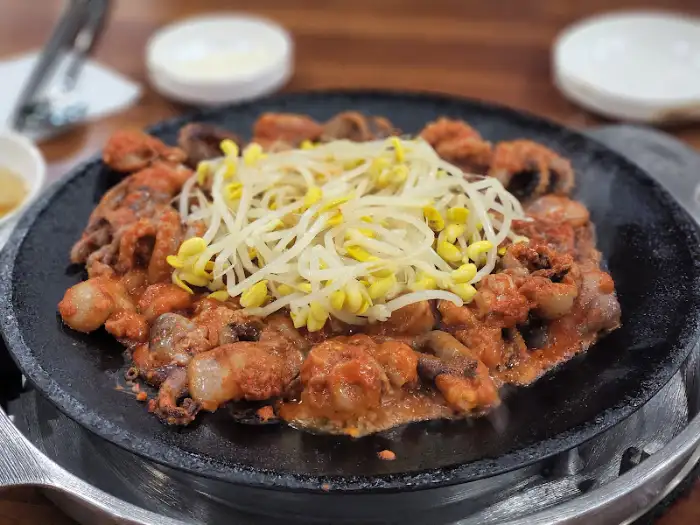 철판 위에 볶아지는 볶음밥. 밥알에 양념이 고루 배어들어 먹음직스럽다.