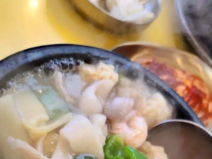 김이 나는 누룽지탕 속 재료들