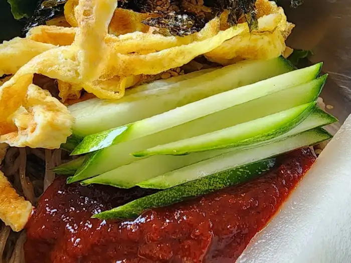 막국수에 올라간 오이, 계란 지단, 김