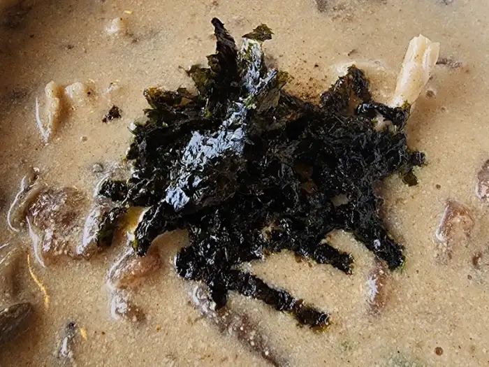 들깨 수제비 위에 올라간 김