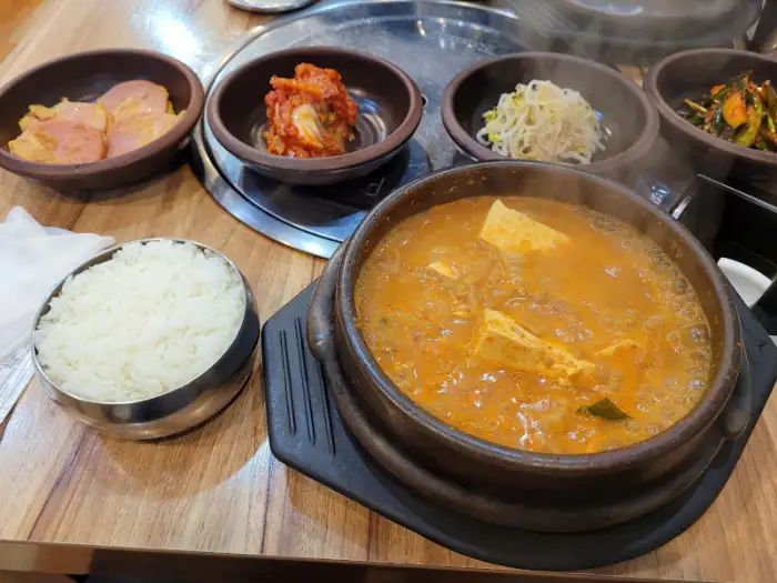 보글보글 끓고 있는 청국장과 곁들임 반찬