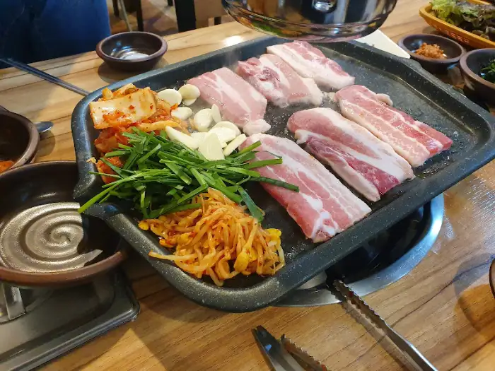 숯불 위에서 맛있게 익어가는 삼겹살