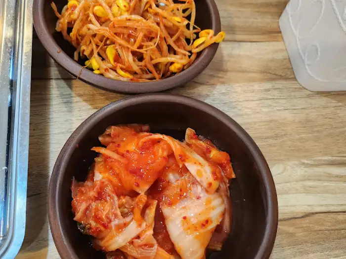 밑반찬으로 나온 콩나물무침과 김치