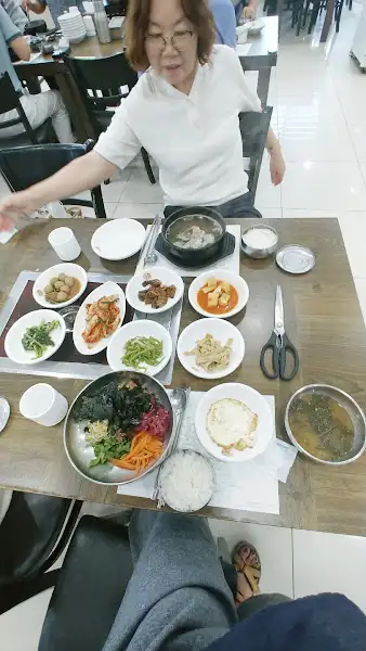 상차림이 푸짐하게 차려진 식탁