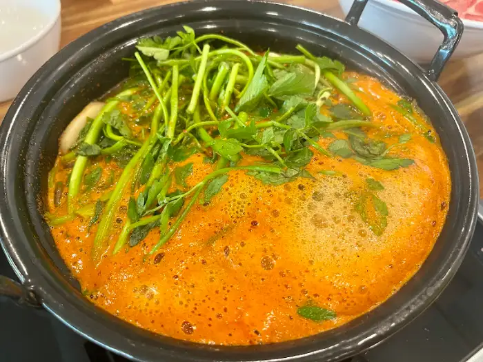 끓고 있는 등촌샤브칼국수 전골