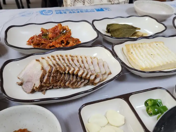 잘 삶아진 수육이 푸짐하게 담긴 접시