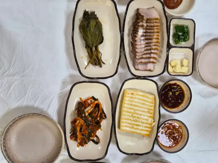 다양한 강원도 음식 구성이 돋보이는 한상차림