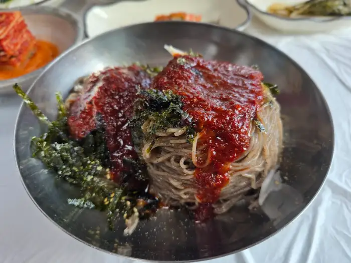 빨간 양념이 먹음직스러운 비빔막국수