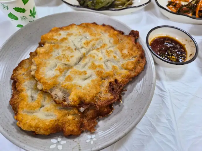 두툼하고 바삭하게 부쳐진 감자전