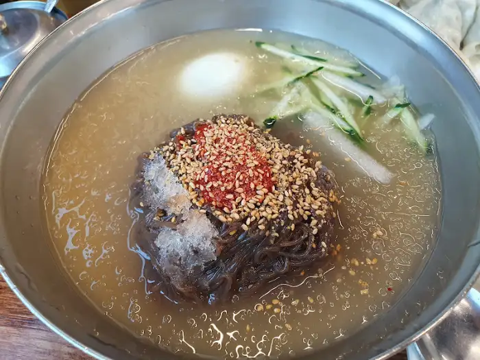물냉면에 담긴 면발과 고명