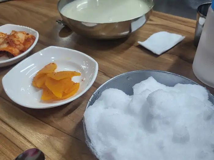 반찬과 콩물그릇