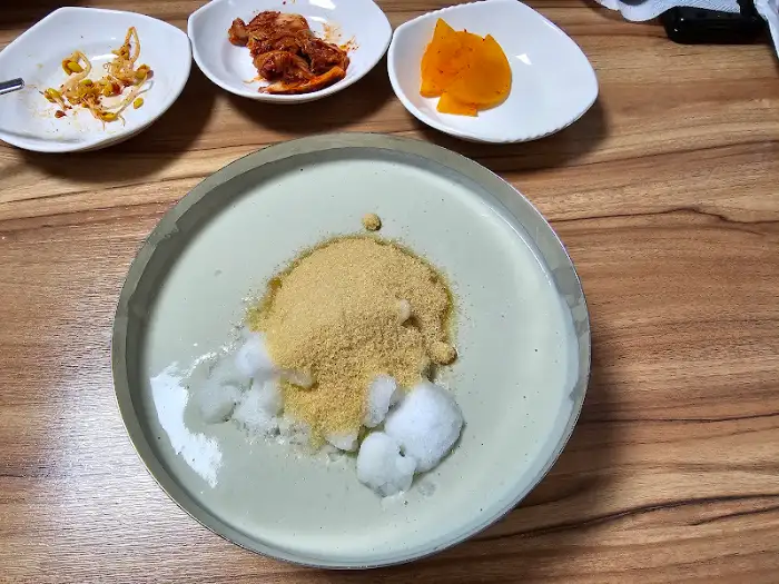 콩물에 소금과 콩가루, 얼음 첨가