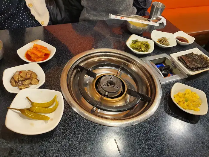 정갈하게 차려진 밑반찬들