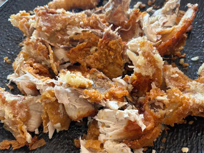 먹음직스럽게 해체된 마늘 통닭의 속살