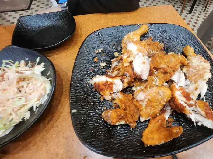 통닭과 샐러드, 기본 반찬이 함께 나온 테이블 세팅