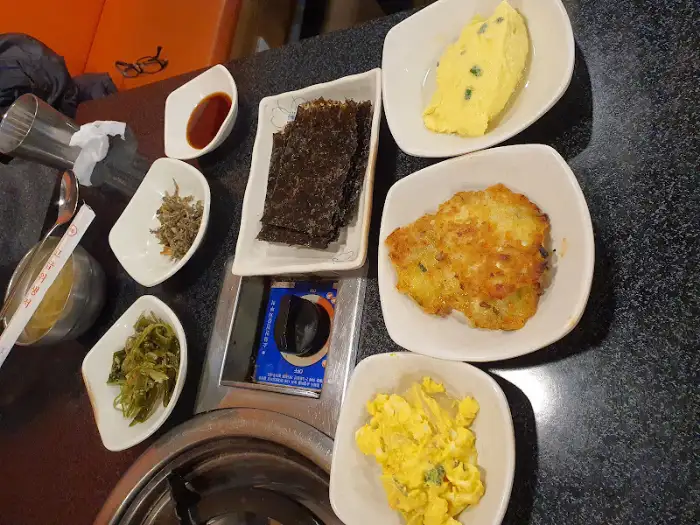 다양한 반찬이 차려진 식탁