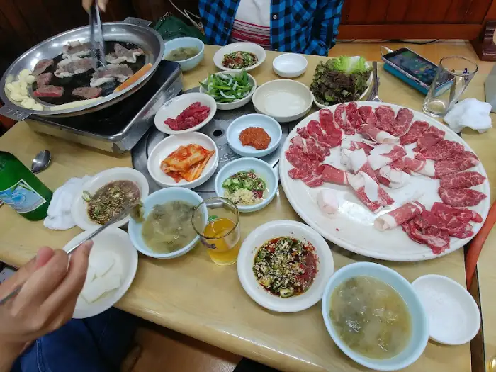 다양한 고기 부위와 곁들임 찬