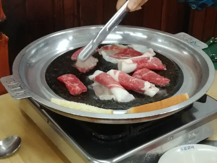 불판 위에서 익어가는 소고기