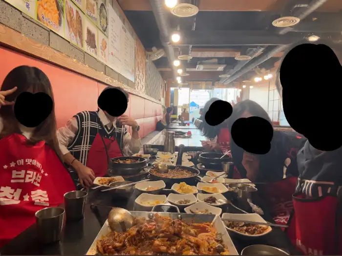 활기찬 식당 내부 모습