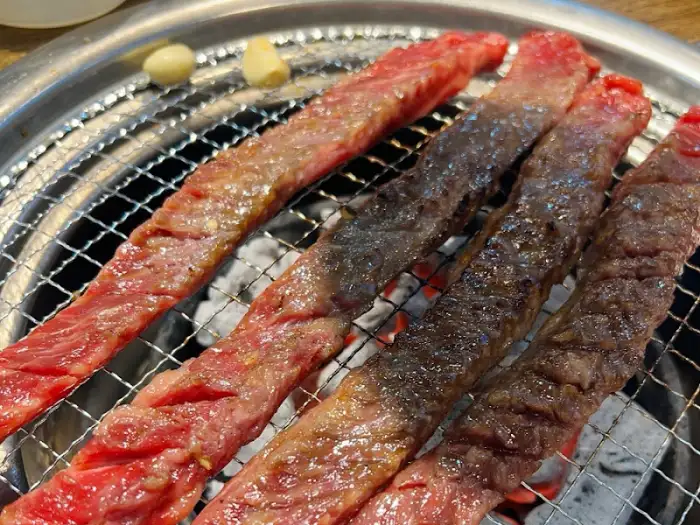 숯불 위에 구워지는 지팡 갈비
