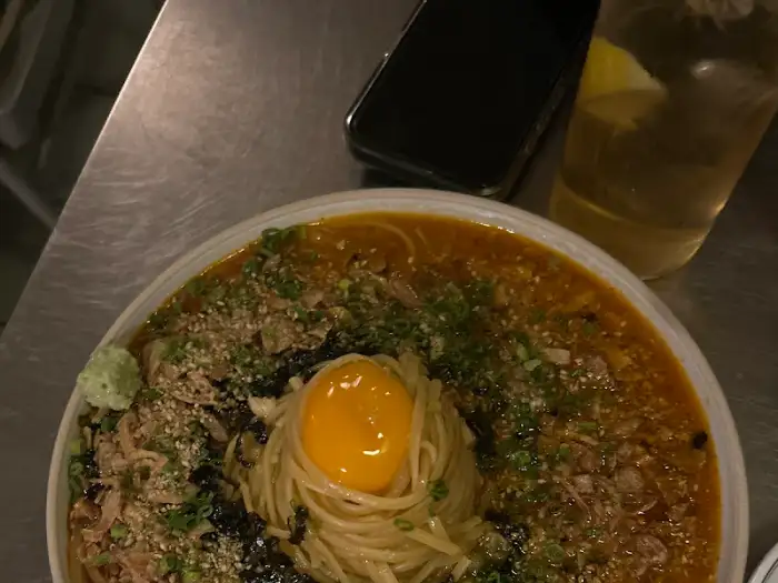 노른자가 올라간 면 요리