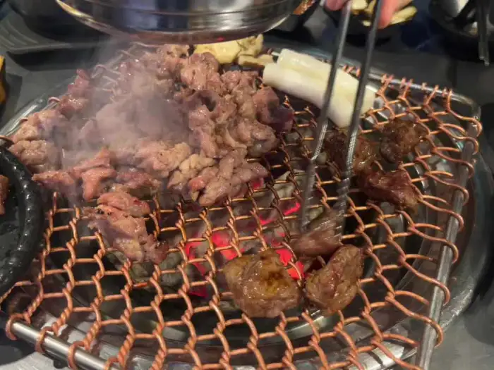 숯불에 구워지는 고기와 연기