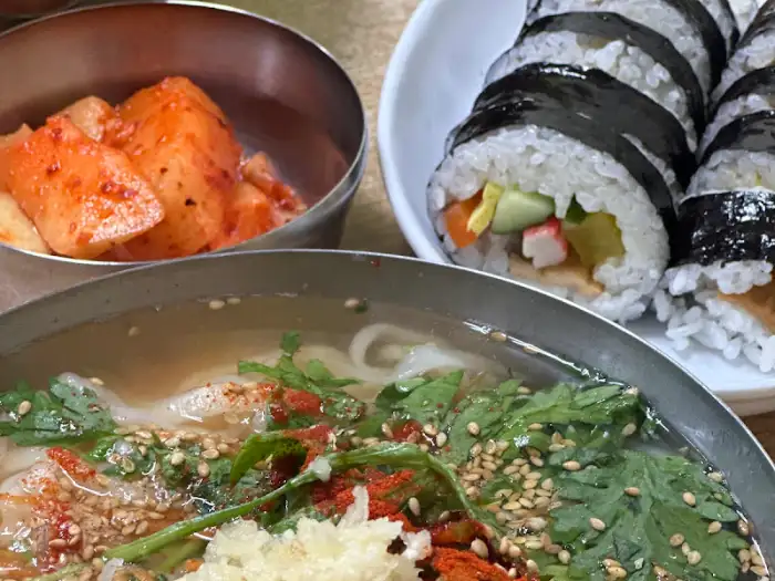 김밥, 칼국수, 김치 클로즈업 샷