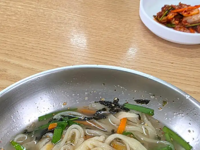김치와 함께 담긴 칼국수
