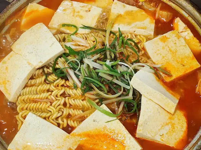 두부와 라면이 돋보이는 김치찌개