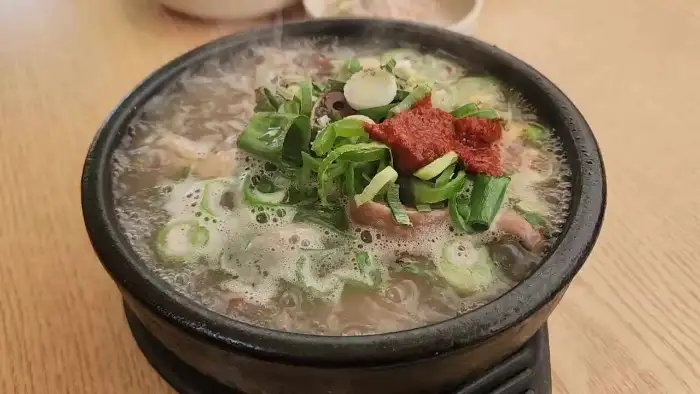 김이 나는 순대국밥