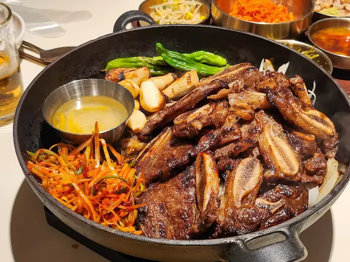 먹음직스럽게 구워진 la 꽃갈비